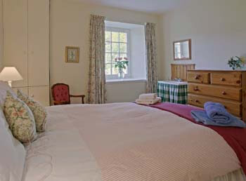 accommodation sleeps 2/4 people